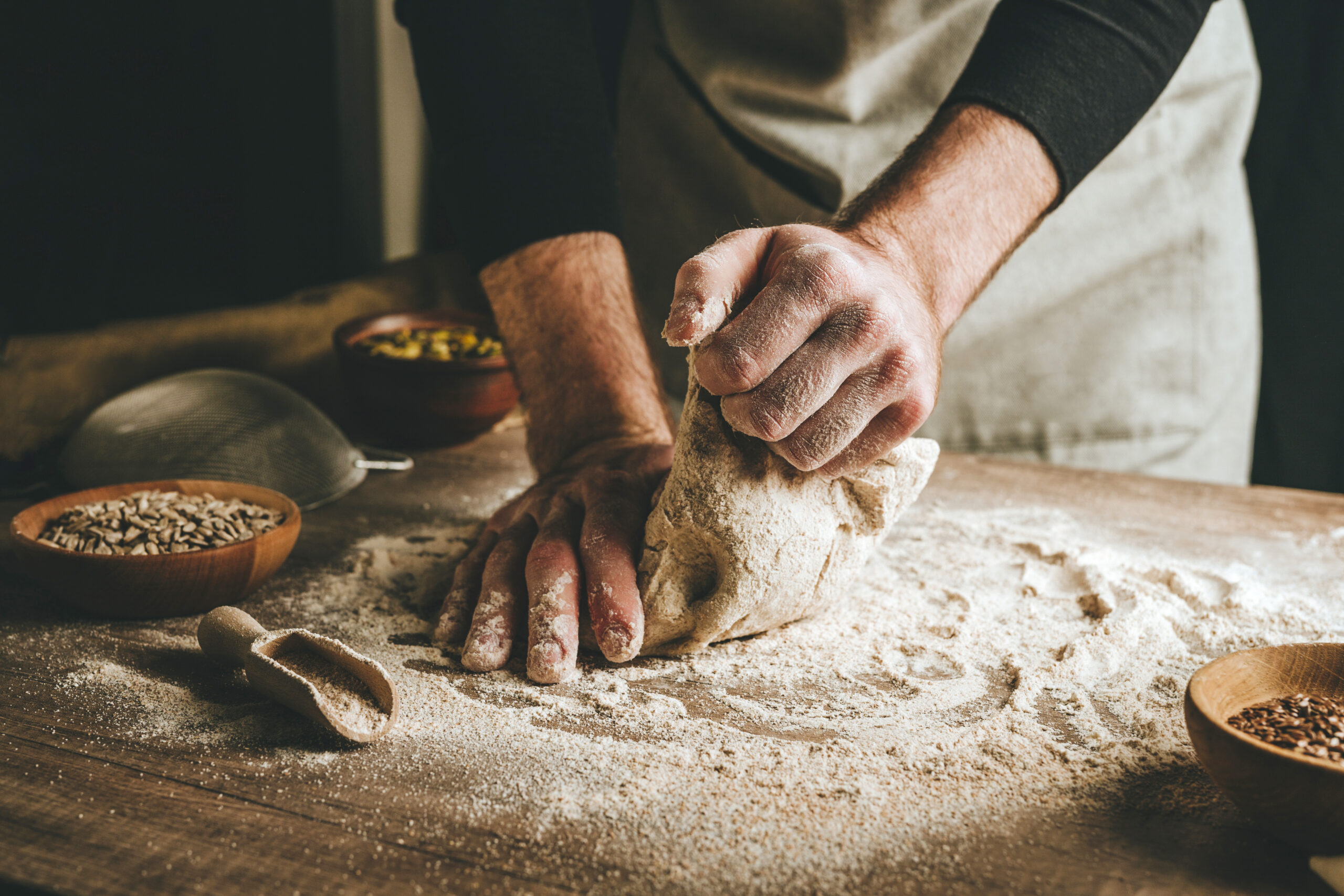 une personne qui essaye de trouver un bon boulanger