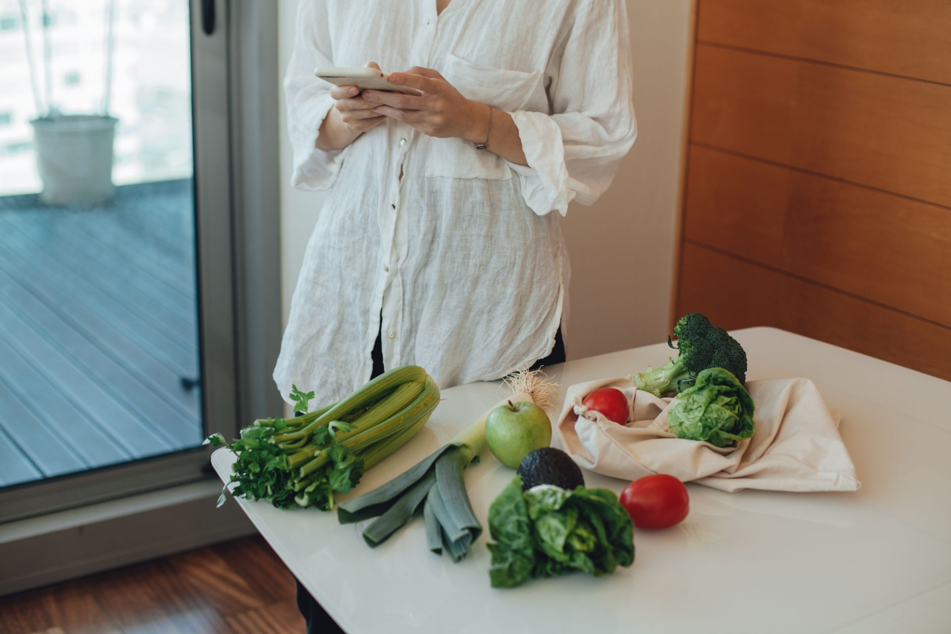 une personne en train de faire sa liste de courses afin de manger avec un petit budget