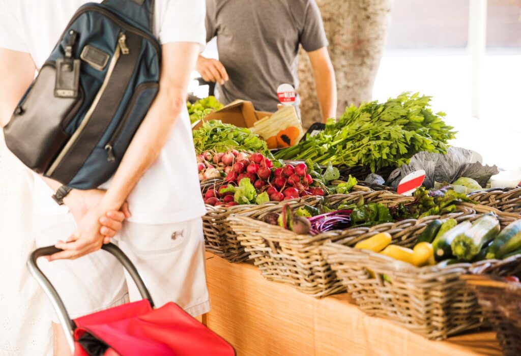 adhérent récupérant son panier de légumes local lors de la distribution hebdomadaire